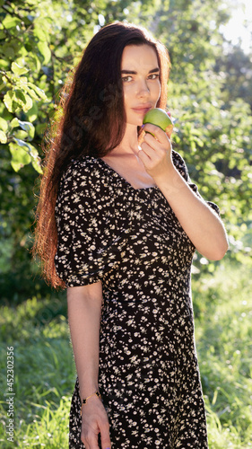 Photo beautiful woman in the apple garden