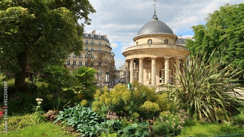 Foto Parc Monceau à Paris au printemps, paysage avec arbres, plantes et vue sur la Ro