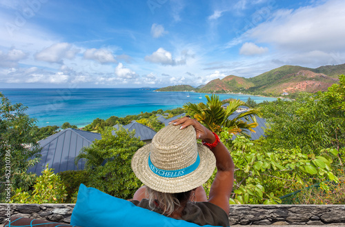 Femme au chapeau admirant le paysage, Praslin, Seychelles  photo