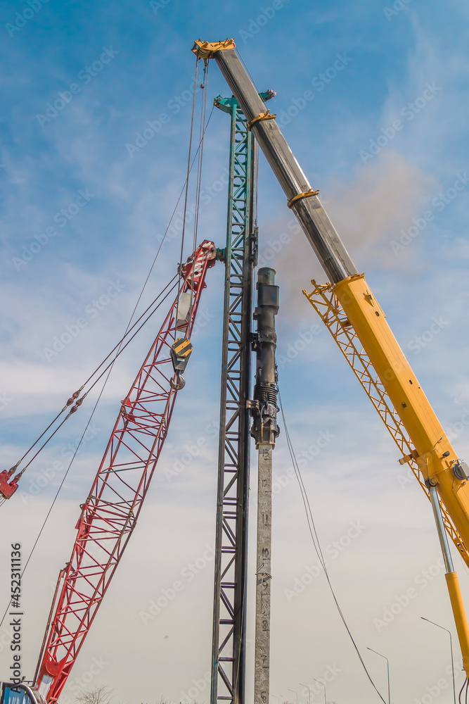 Installation for driving piles against the sky Installation for driving piles against the sky