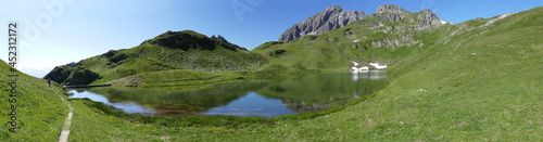 Panoramique lors de la randonnée des 5 lacs du Forclaz : Lac Esola rive Est