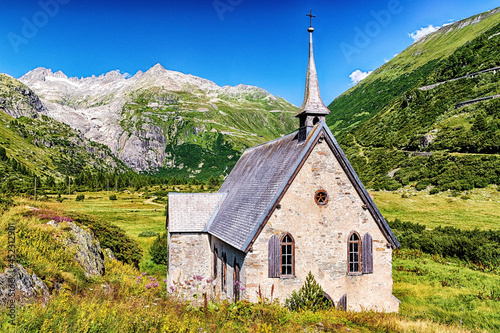 Kapelle von Gletsch mit Blick auf Furkapass und Rhonegletscher, Wallis, Schweiz