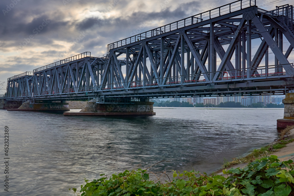 Obraz premium Dawn over the railway bridge in Voronezh