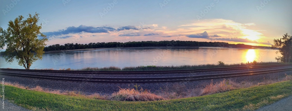 Obraz premium Mississippi River at sunset in southern IL by the Chester crossing.