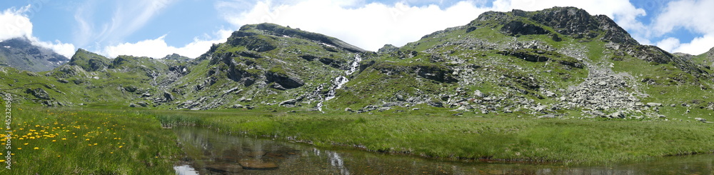 Fototapeta premium Panoramique en randonnée au Lac de Pierre Blanche : la surverse