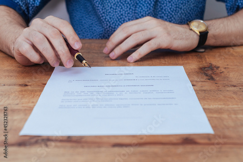Фотография Person reads you the affidavit you are about to sign