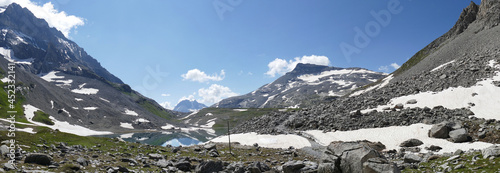 Randonnée au Col de la Vanoise : panoramique du lac long entouré de montagnes