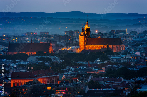 Nocna Panorama na stare miasto i kościół mariacki w Krakowie po zachodzie słońca z Kopca Krakusa photo