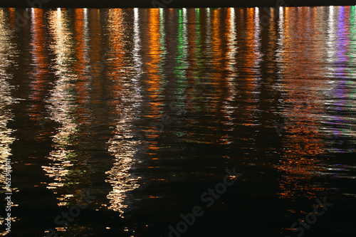 Papier peint Reflection of the lanterns of the boulevard on the sea.