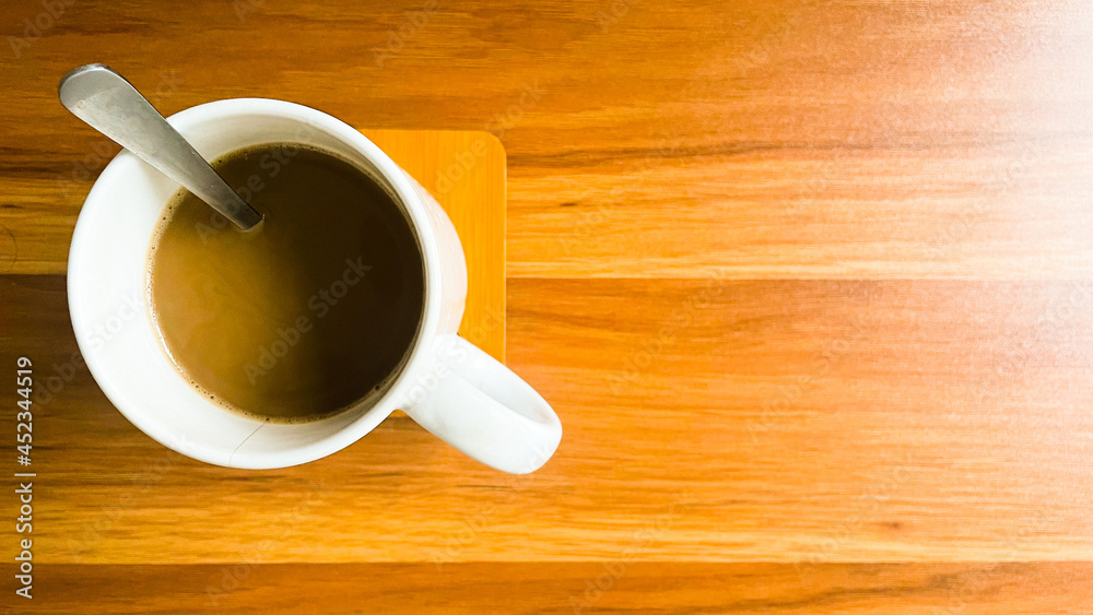 Obraz premium top angle view of cup of coffee on the table with right free space for text