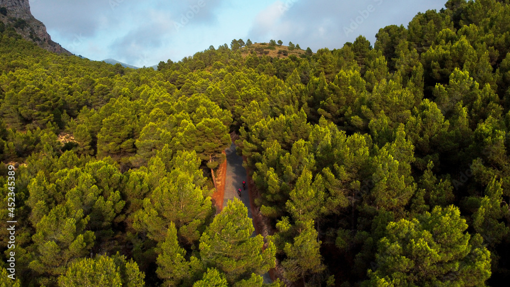 Naklejka premium Ciclistas por la montaña