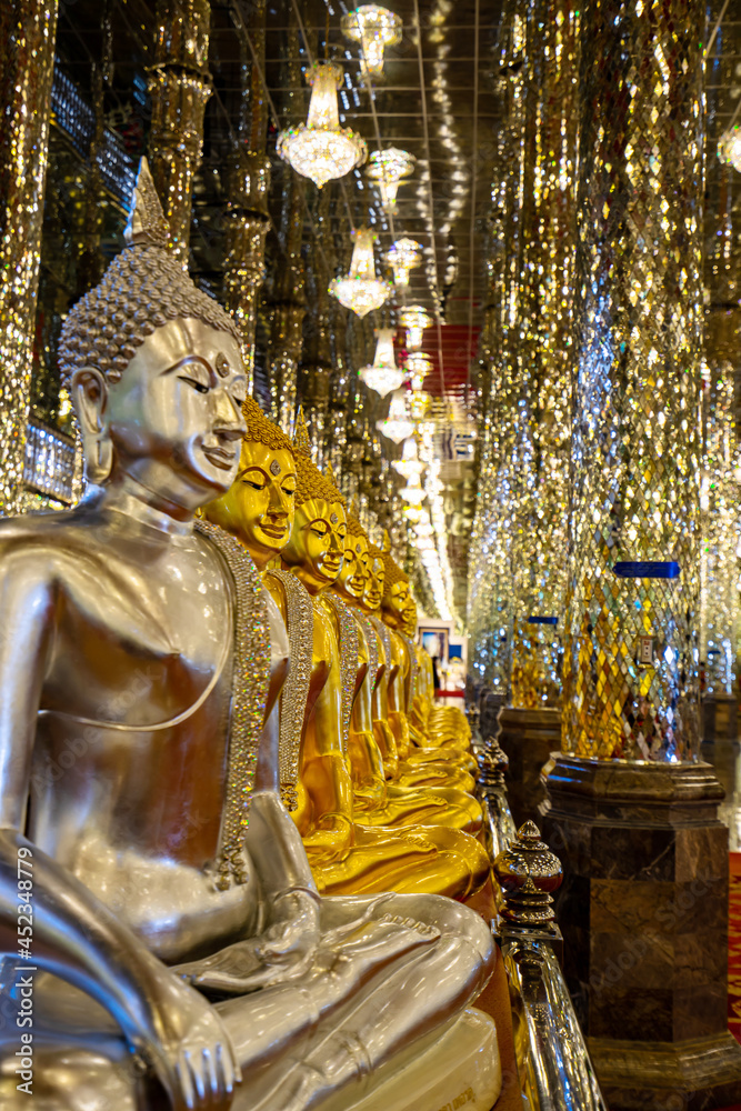 Fototapeta premium buddha statue in temple