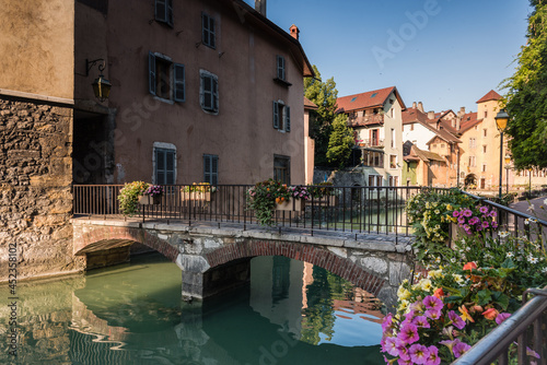 Photos Medieval old town streets of Annecy and the reflection of the buildings in the w