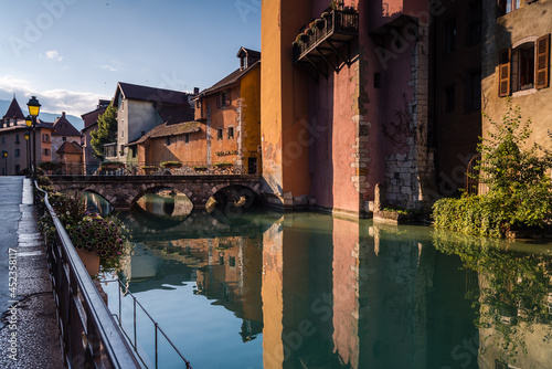 Photos Medieval old town streets of Annecy and the reflection of the buildings in the w
