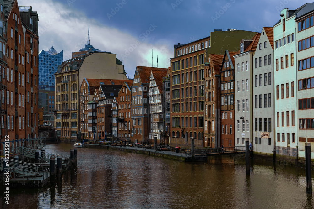 malerische Wasserfront in Hamburg mit Amsterdamer Flair