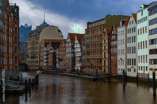Canvas Print malerische Wasserfront in Hamburg mit Amsterdamer Flair