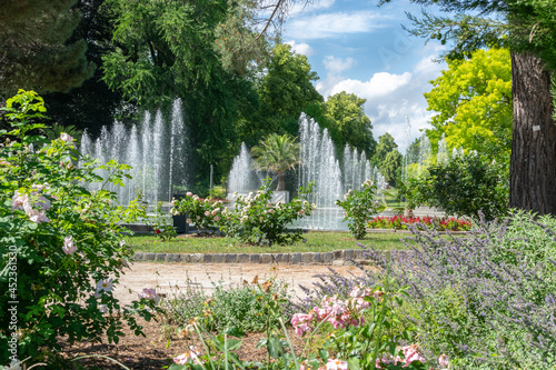 Fototapeta Naklejka Na Ścianę i Meble -  Fontanna w ogrodzie botanicznym, Frankfurt nad Menem