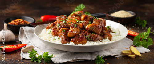 Foto Chinese traditional cuisine sticky braised pork belly with rice on white plate