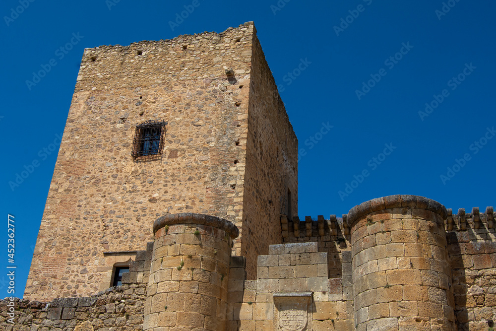 Vista de cerca desde el exterior de la torre del Castillo de Pedraza