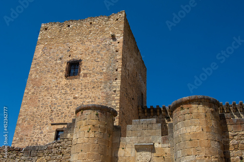 Vista de cerca desde el exterior de la torre del Castillo de Pedraza © alfonsosm