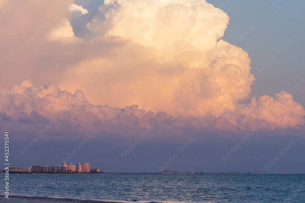 Obraz premium Cloud cover over the ocean at sunset