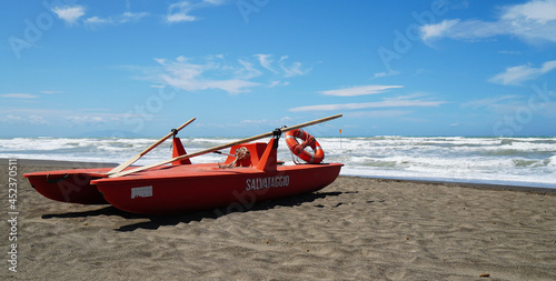 Barca di salvataggio isolata sulla spiaggia. photo