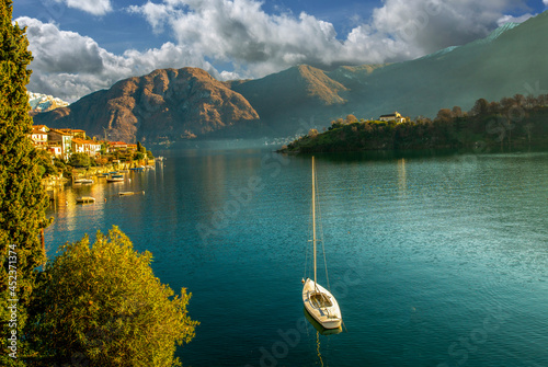 Canvastavla White yacht (nautical vessel) nex to coast on lake Como