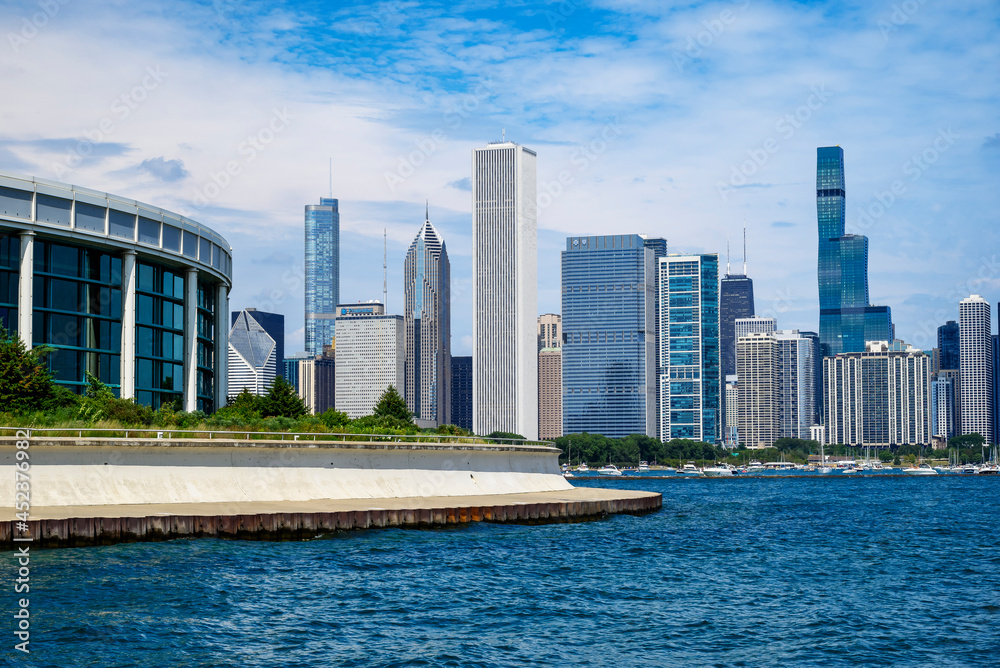 Fototapeta premium Beautiful Chicago Skyline. Gorgeous photo of a Chicago Skyline as viewed from the Museum Campus Lakefront Trail.