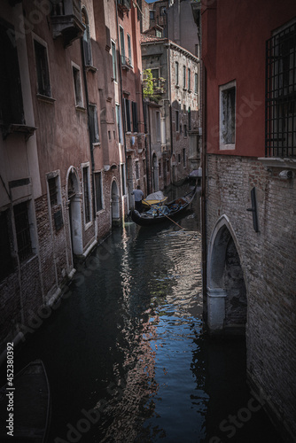Photographs of Venice, Italy, City, Gondola, Alley, Landscape © Yohan Tison