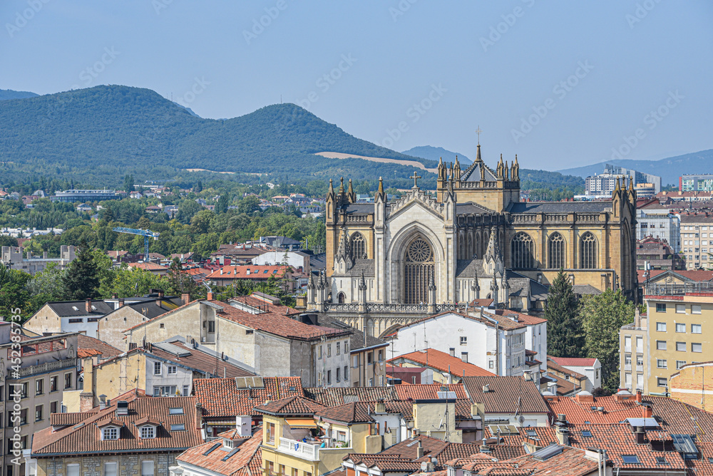Obraz premium Vitoria Gasteiz, Spain - 21 Aug, 2021: Views of the Cathedral of Santa Maria and the city of Vitoria