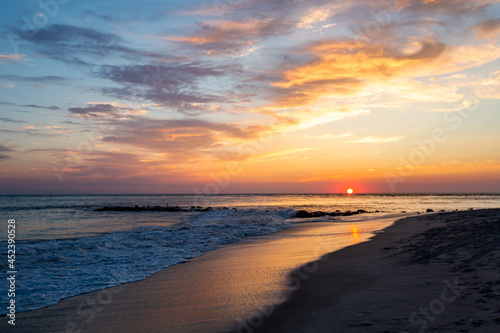 Fotografija Sunset on the beach in the Atlantic Ocean off of Cape May Point, New Jersey
