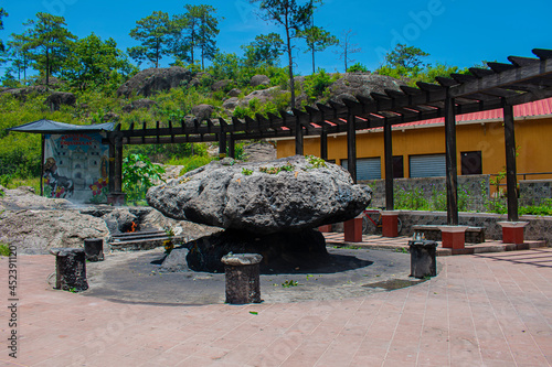 altar maya con roca de color negra  photo