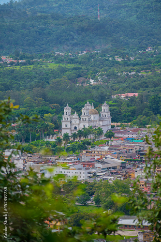 paisaje de ciudad de Esquipulas con bosque   photo