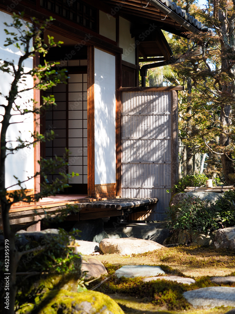 美しい日本家屋と庭園 StockFoto Adobe Stock