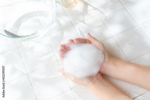 明るい洗面台に洗顔もこもこ泡