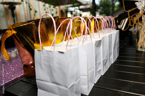 Εκτύπωση καμβά A view of several goodie bags on a table, seen at a reception event