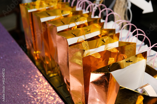 Papier peint A view of several golden goodie bags on a table, seen at a reception event