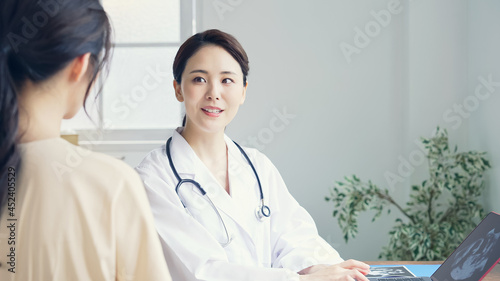 Foto 診察を受ける妊婦　産婦人科　レディースクリニック