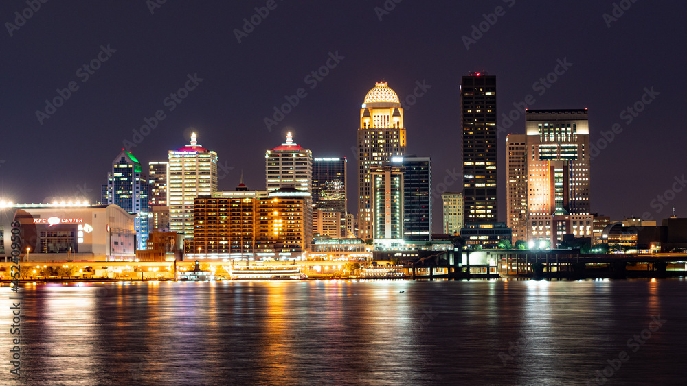 Fototapeta premium The skyline of Louisville by night - LOUISVILLE. KENTUCKY - JUNE 14, 2019