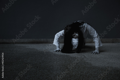 Tableau sur toile Woman ghost horror creepy her is crawling, halloween concept