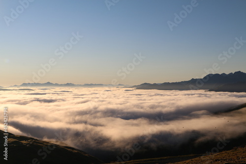 Une mer de nuages dans la montagne