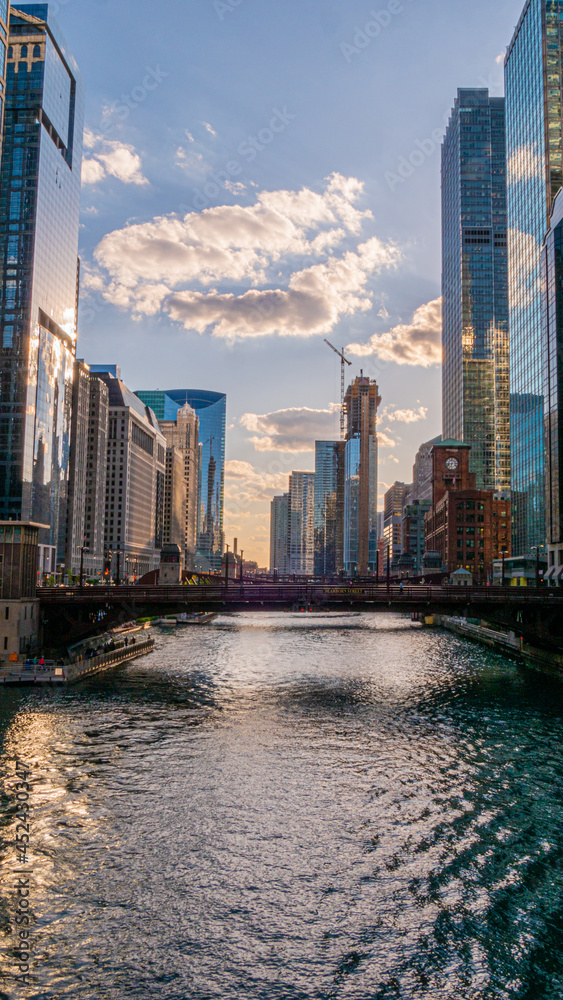 Obraz premium Chicago River in the evening - amazing view - CHICAGO, ILLINOIS - JUNE 12, 2019