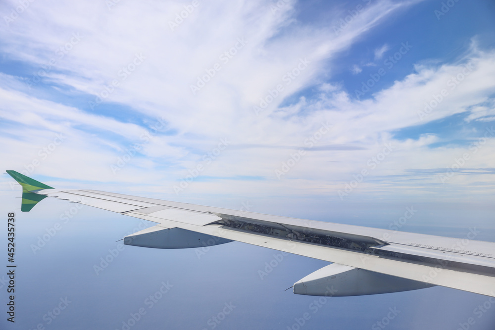 Obraz premium Wing of an airplane with beautiful sky cloud