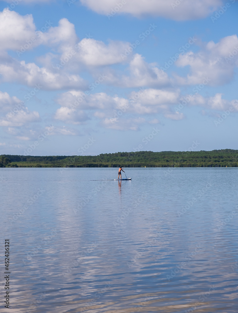 Persona haciendo paddle sup en un lago de Francia.