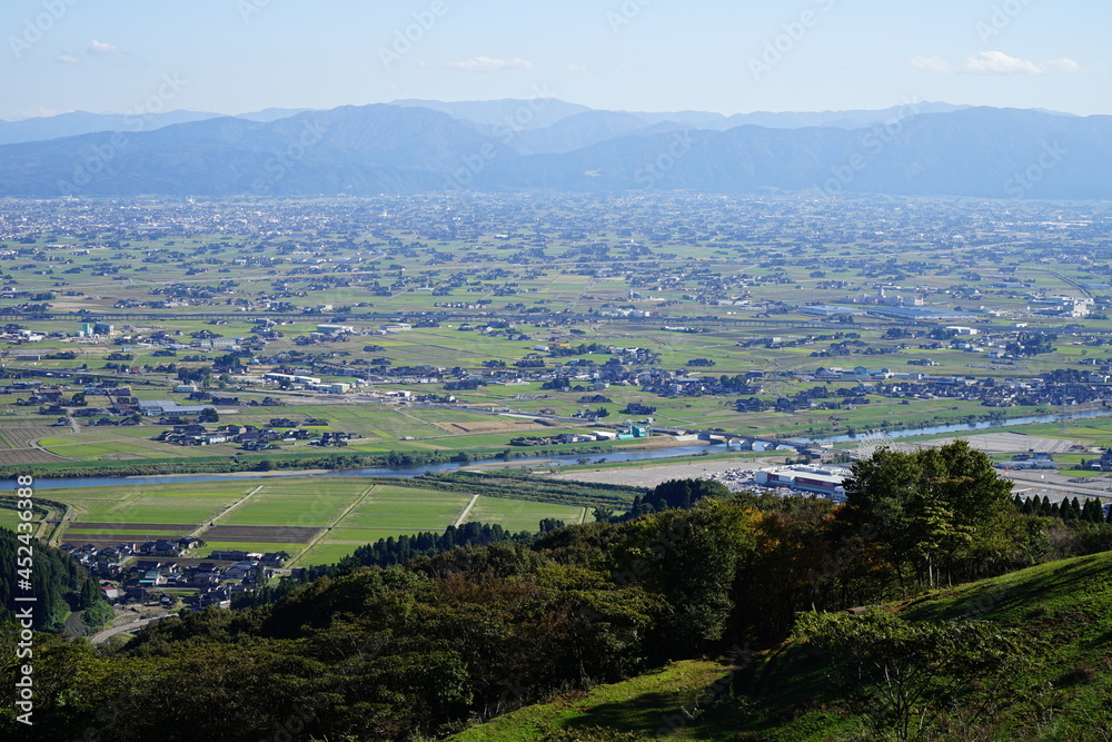 富山県小矢部市にある稲葉山展望台からの眺め小矢部アウトレットパーク