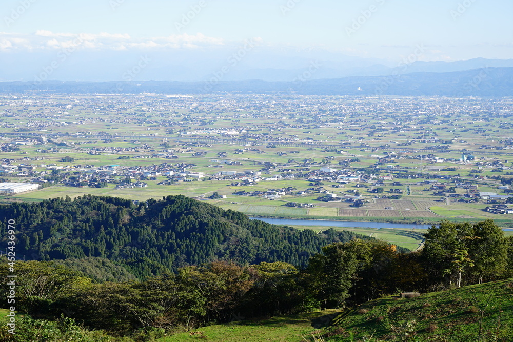 富山県小矢部市にある稲葉山展望台からの眺め高岡市と小矢部市方向 富山県小矢部市にある稲葉山展望台からの眺め高岡市と小矢部市方向