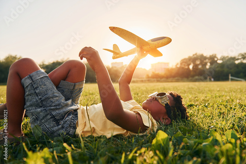 Obraz na płótnie In glasses with toy plane