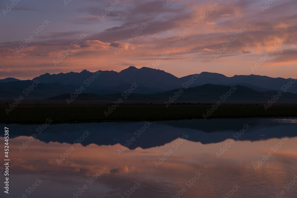 Obraz premium Sunset at Song Köl