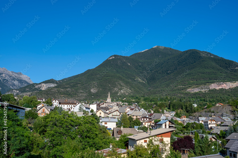 Fototapeta premium Village de guillestre dans le Queyras dans les Hautes-Alpes en été