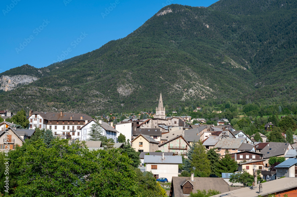 Village de guillestre dans le Queyras dans les Hautes-Alpes en été